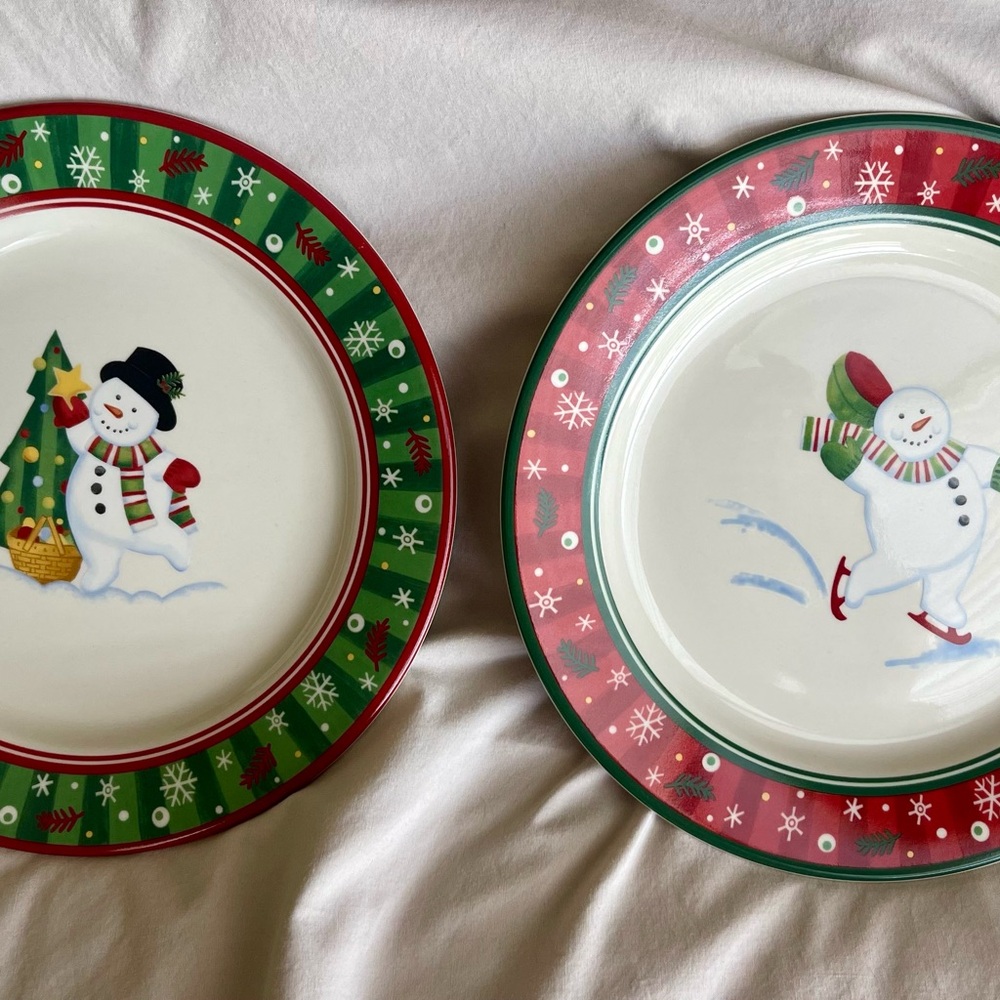 Longaberger Red and Green Holiday Snack Plates and Coffee Mugs Set - Picture 3 of 7